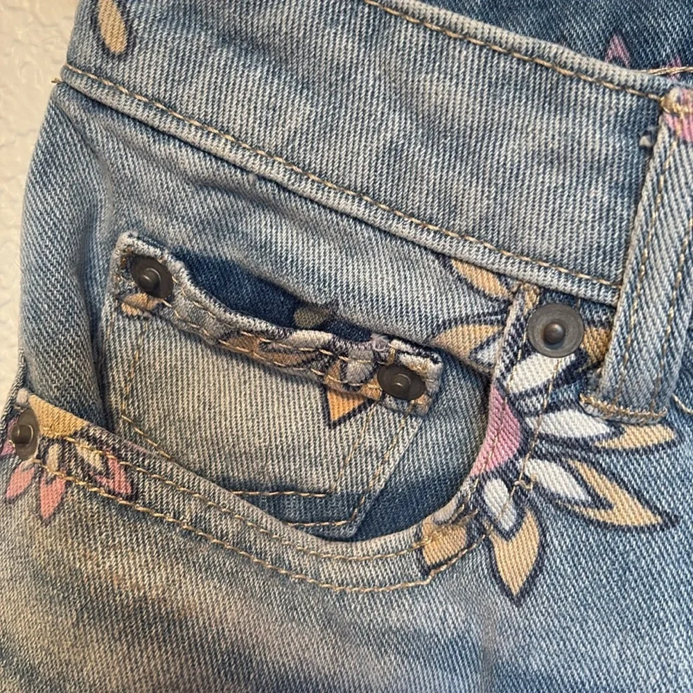 🌸🌼No Boundaries Floral Denim Shorts (3) - Picture 5 of 5